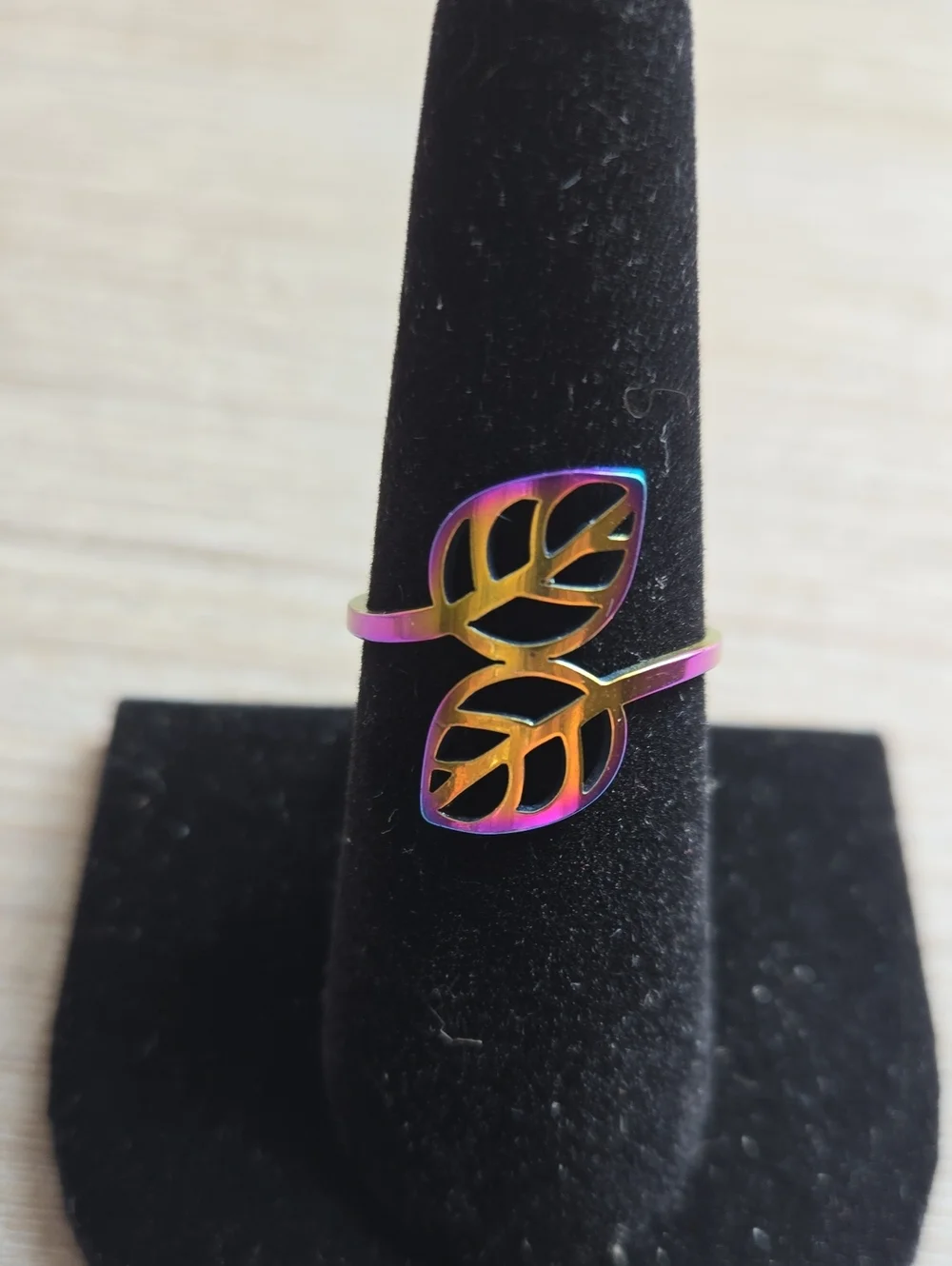 Iridescent Leaf Open Band Ring - Women Jewelry.Size 7.5.
